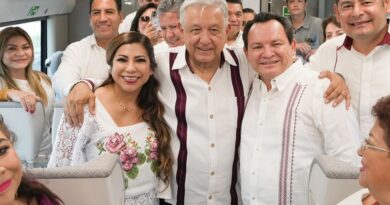 Acompañan Huacho Díaz Mena y su esposa a López Obrador en su última gira por Yucatán