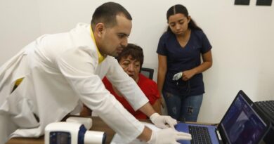 El alcalde Edwin Bojórquez entrega equipo médico a la Casa del Adulto Mayor de Kanasín