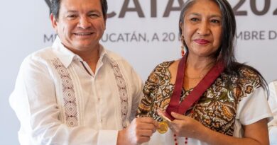 Gobernador Joaquín Díaz Mena entrega máxima distinción cultural a Socorro Loeza Flores