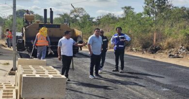 Edwin Bojórquez supervisa la construcción de calles en Kanasín