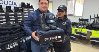 Edwin Bojórquez entrega uniformes y equipo táctico a agentes de la Policía Municipal de Kanasín