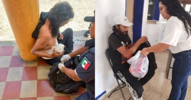 Paramédicos atienden a vecino de Kanasín en bajos del Palacio Municipal
