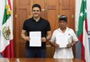 Erik Rihani firma un convenio para preservar la biblioteca en San Ignacio