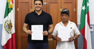 Erik Rihani firma un convenio para preservar la biblioteca en San Ignacio
