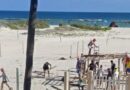 Sisaleños retan a la autoridad federal: construyen tinglados en la duna costera devastada