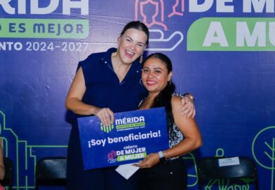 De mujer a mujer, entrega Cecilia Patrón créditos para apoyar a emprendedoras