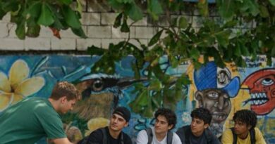 Droga a plena luz del día frente a una secundaria de Pacabtún