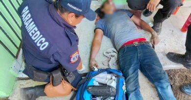 Paramédicos de la Policía de Kanasín atienden a persona que se desvaneció por golpe de calor