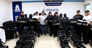 Edwin Bojórquez entrega uniformes y equipo táctico a policías de Kanasín