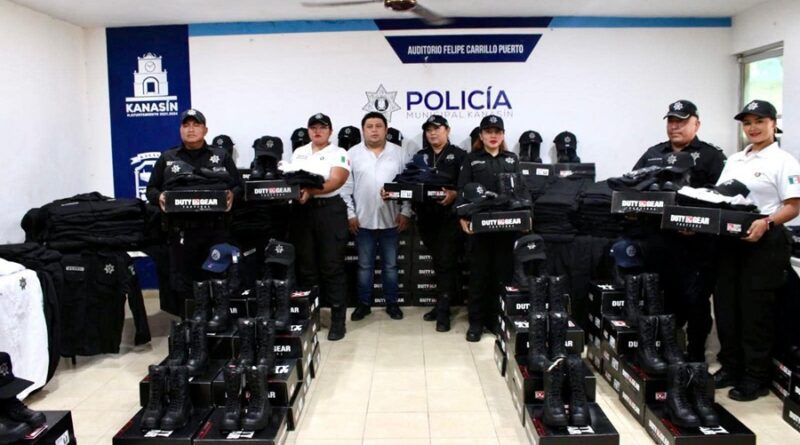Edwin Bojórquez entrega uniformes y equipo táctico a policías de Kanasín