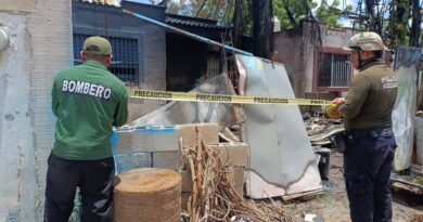 Policía de Kanasín controla incendio domiciliario originado por quema de basura