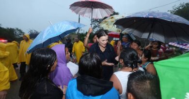 Cecilia Patrón recorre asentamientos del sur de Mérida tras otro día de intensa lluvia