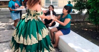 Quinceañera altruista celebra repartiendo comida en el hospital Juárez del IMSS