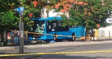 Motociclista muere bajo las llantas de un Va y Ven en la 50 Sur