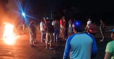 Bloquean la carretera Mérida-Cancún: no hay luz en Portal San Pedro de Kanasín
