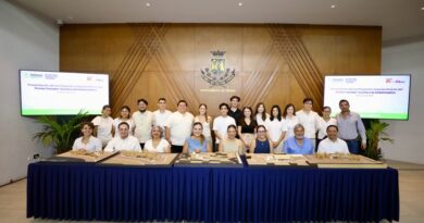 Cecilia Patrón se reúne con estudiantes de la Universidad Marista que aportan al parador turístico de Dzibilchaltún
