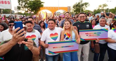 Edwin Bojórquez participa en la Marcha de la Comunidad LGBTTTQI+ en Kanasín