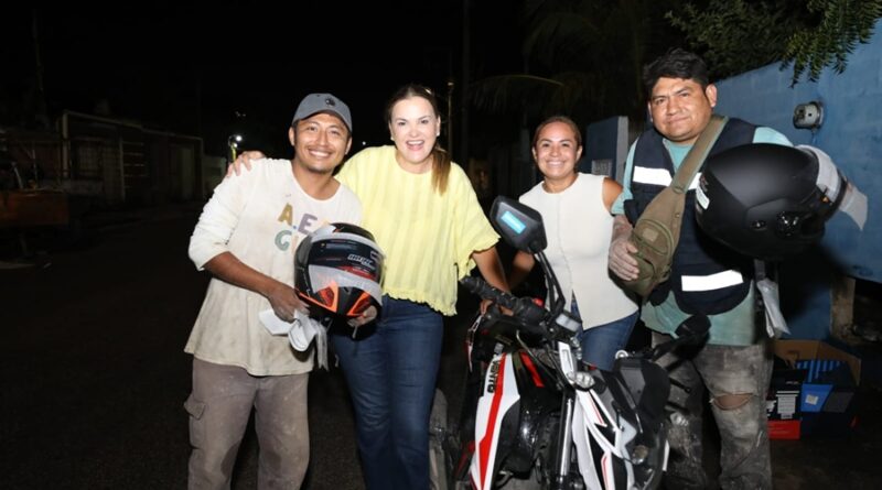 Entrega Cecilia Patrón equipo de protección a más de 2 mil repartidores en motocicleta