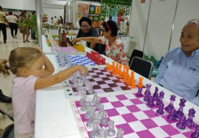 Poema intergeneracional en la Expo DIF Adulto Mayor: Niña de 4 años se bate con un nonagenario