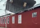 Vuela un techo en el centro de Mérida y se atora en cables de alta tensión