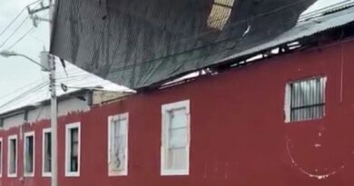 Vuela un techo en el centro de Mérida y se atora en cables de alta tensión