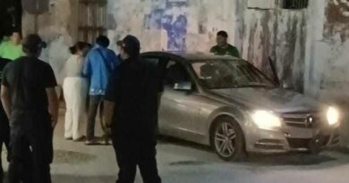 A un día de su informe, el alcalde de Yobaín choca frente al palacio municipal y retira a los heridos