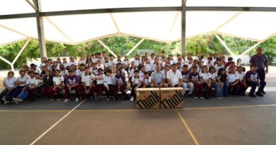 El Ayuntamiento de Kanasín entrega computadoras a los alumnos de la Secundaria Técnica 71