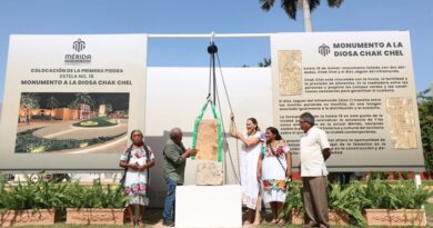 Cecilia Patrón coloca la primera piedra de la réplica de la Estela Maya 18 en Paseo de Montejo