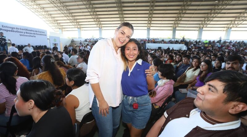 Anuncia Cecilia Patrón becas a jóvenes universitarios de Mérida