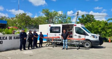 Policía Municipal de Kanasín recibe dos nuevas camillas de traslado para emergencias y servicios de ambulancia